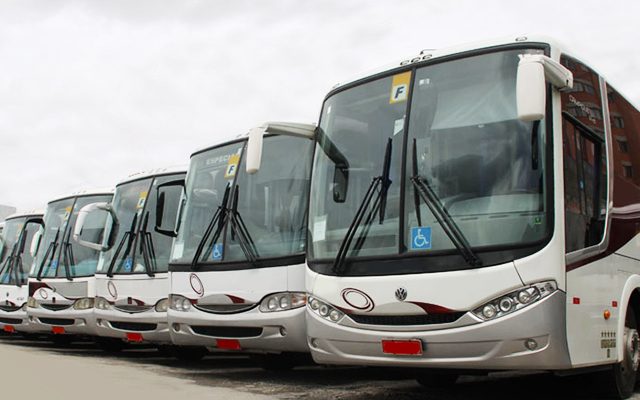 Frota de ônibus urbanos estacionada na garagem